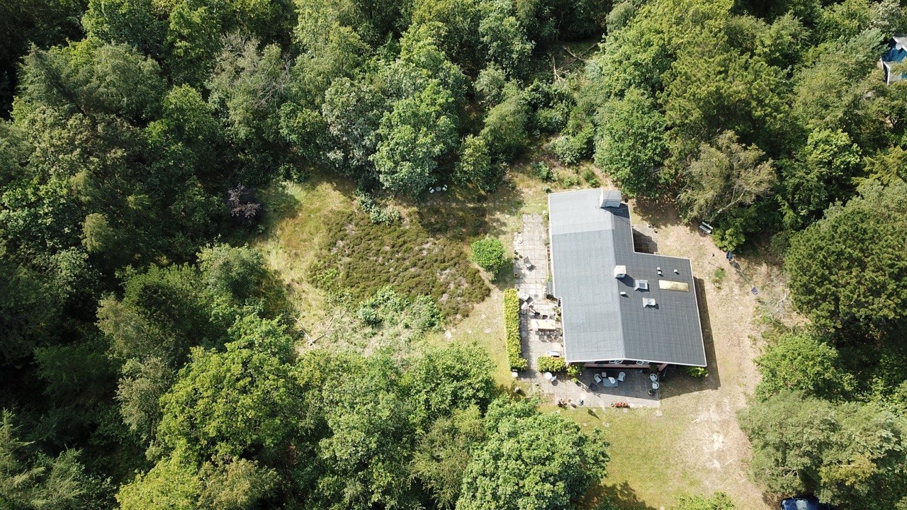 Antennefoto af sommerhus og skovgrund i Ebeltoft