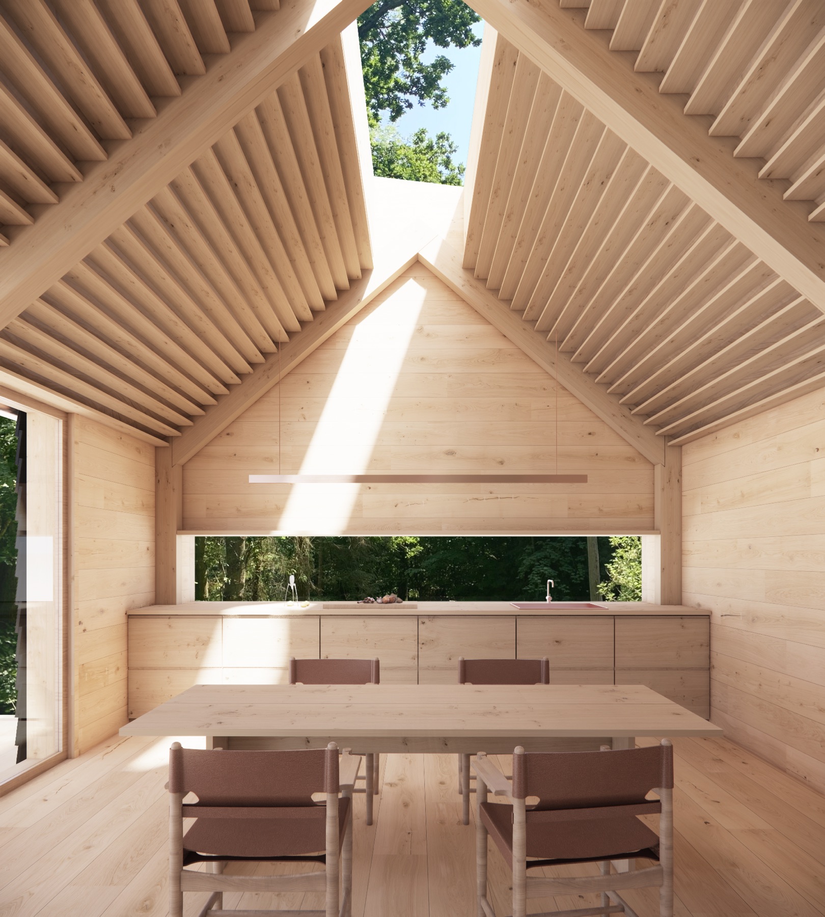 Lysfyldt træinteriør med ovenlys og skovudsigt