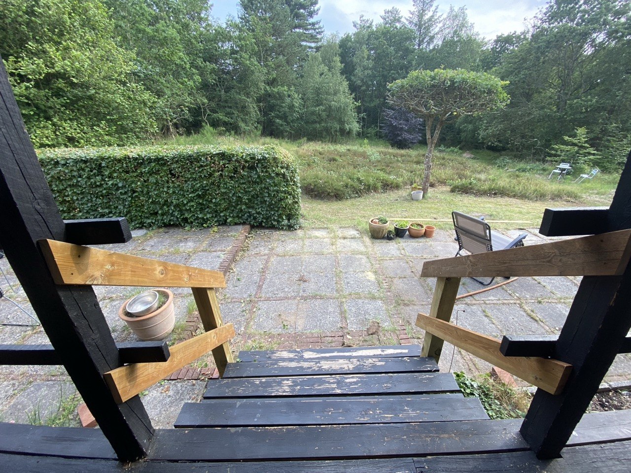 Terrasse og have med grønt uderum ved sommerhuset