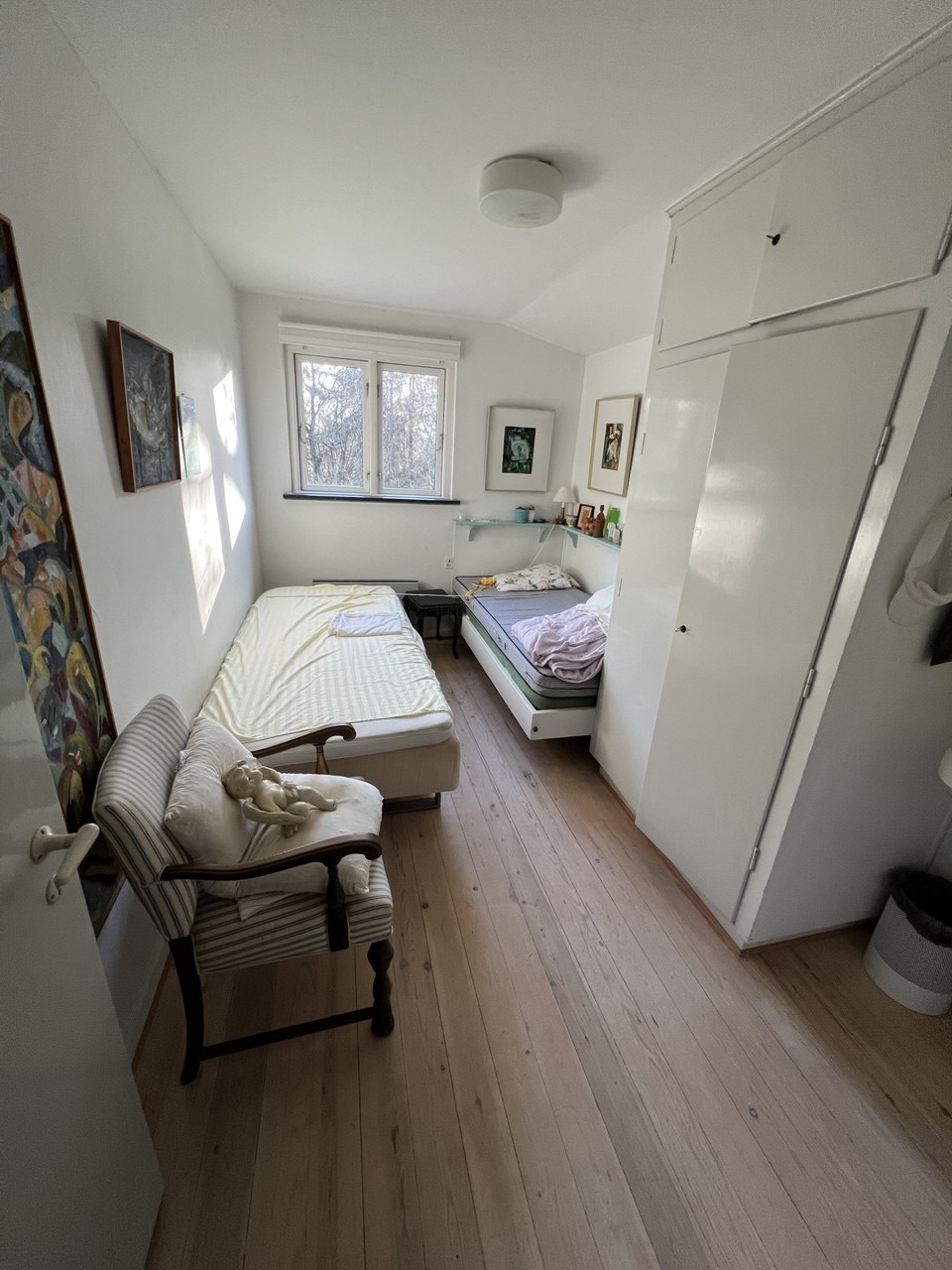 Soveværelse med to enkeltsenge og indbygget skab